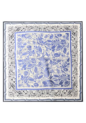 Kwadratowa tkanina z niebieskimi kwiatowymi wzorami w środku oraz czarnymi wzorami paisley na białym tle wzdłuż brzegu.