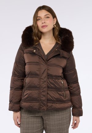 Brązowa kurtka ocieplana z kapturem wykończonym futrem, zapinana na zamek, z kieszeniami na klatce piersiowej i po bokach. Teksturowana tkanina z poziomymi przeszyciami.