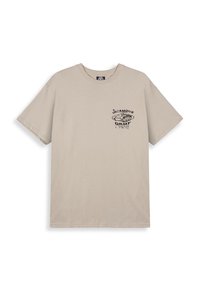 Camiseta de algodón beige de manga corta, con un gráfico negro de un tanque y el texto "IN-FAMOUS GRMY" en una fuente estilizada.