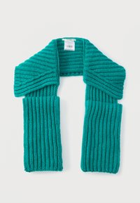 Tyrkysová pletená šatka s rebrovanou textúrou; má široký golier a dlhé konce, vyrobená z mäkkej, pružnej priadze.