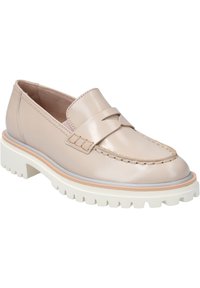 Mocassin en cuir beige clair avec dessus cousu, bride décorative, et semelle extérieure en caoutchouc blanc épaisse avec un accent rose subtil.