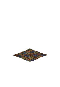 Tejido colorido con un patrón en forma de diamante, que presenta una mezcla de rojo, azul, amarillo y verde con intrincados diseños geométricos.