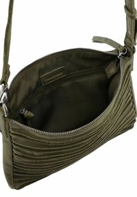 Sac bandoulière vert olive avec un design plissé, fermeture éclair et poche intérieure. Fabriqué à partir de matériau doux avec une texture lisse.