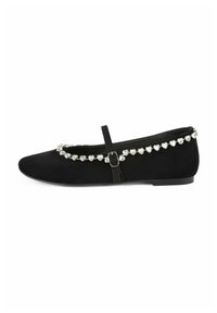 Bailarinas de ante negra con punta afilada, que presentan una tira decorativa de strass en forma de corazón y cierre tipo hebilla. Suela plana.