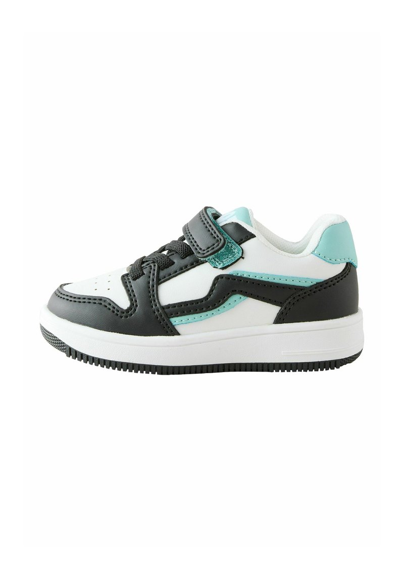 Sneakers met een bovenwerk van zwart leer, witte geperforeerde neus, turquoise accenten en een klittenbandsluiting. Rubberen zool voor grip.