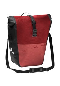 Borsa messaggera rossa e nera in materiale resistente, con una superficie testurizzata, tracolla regolabile e chiusura rapida.