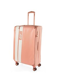 Maleta dura rosa con una franja blanca y un logo. Cuenta con ruedas giratorias, un asa retráctil y un asa lateral para un transporte fácil.