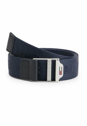Ceinture en tissu tissé bleu marine avec boucle en métal argenté, ornée d'un petit logo rectangulaire rouge, blanc et bleu.