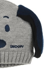Berretto di maglia grigio con orecchie di cane in tessuto blu e nero, testo ricamato di Snoopy e tratti facciali in blu scuro.