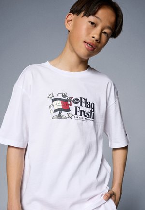 Tommy Hilfiger FLAG FUN TEE UNISEX - Potiskana majica - white