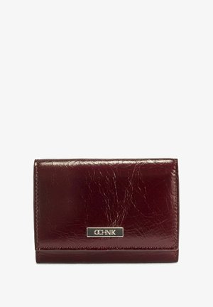 Bordowy skórzany portfel o teksturowanym wykończeniu. Posiada srebrną płytkę z logo marki oraz składany design z neat stitching.