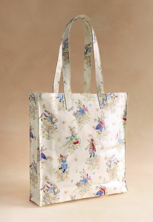 Bílá taška s dlouhými uchy, zdobená barevnými králíky ve vintage stylu v různých oblečeních a malými květinovými shluky.