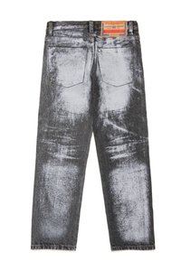 Jeans de ganga em preto e branco com uma textura desgastada, apresentando dois bolsos traseiros e uma etiqueta na cintura.