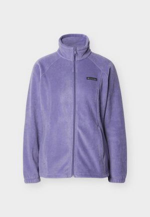 Chaqueta de forro polar de color púrpura claro con cremallera completa, cuello alto, mangas largas, bolsillos laterales y pequeño logotipo de Columbia en el pecho izquierdo.