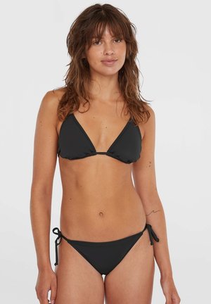 Zwarte bikini set met een driehoekige top met verstelbare bandjes en bijpassende strikslips. Gladde textuur en minimalistisch ontwerp.