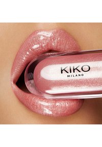 KIKO Milano Gloss in einer klaren Tube liegt vor glatten, vollen rosa Lippen mit einem schimmernden Finish und zeigt ein sanftes, irisierendes Aussehen.
