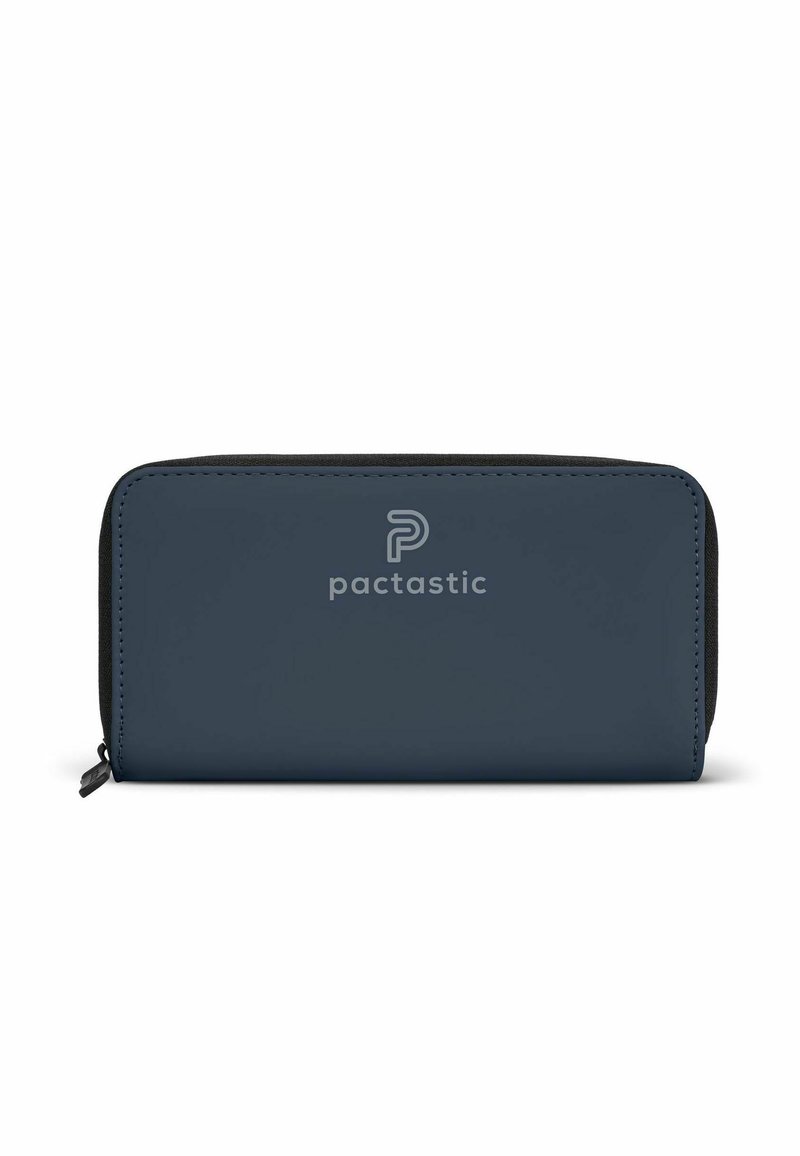 Cartera de color azul marino hecha de material suave, de forma rectangular, con un zipper negro y un logo blanco "pactastic" en la parte frontal.