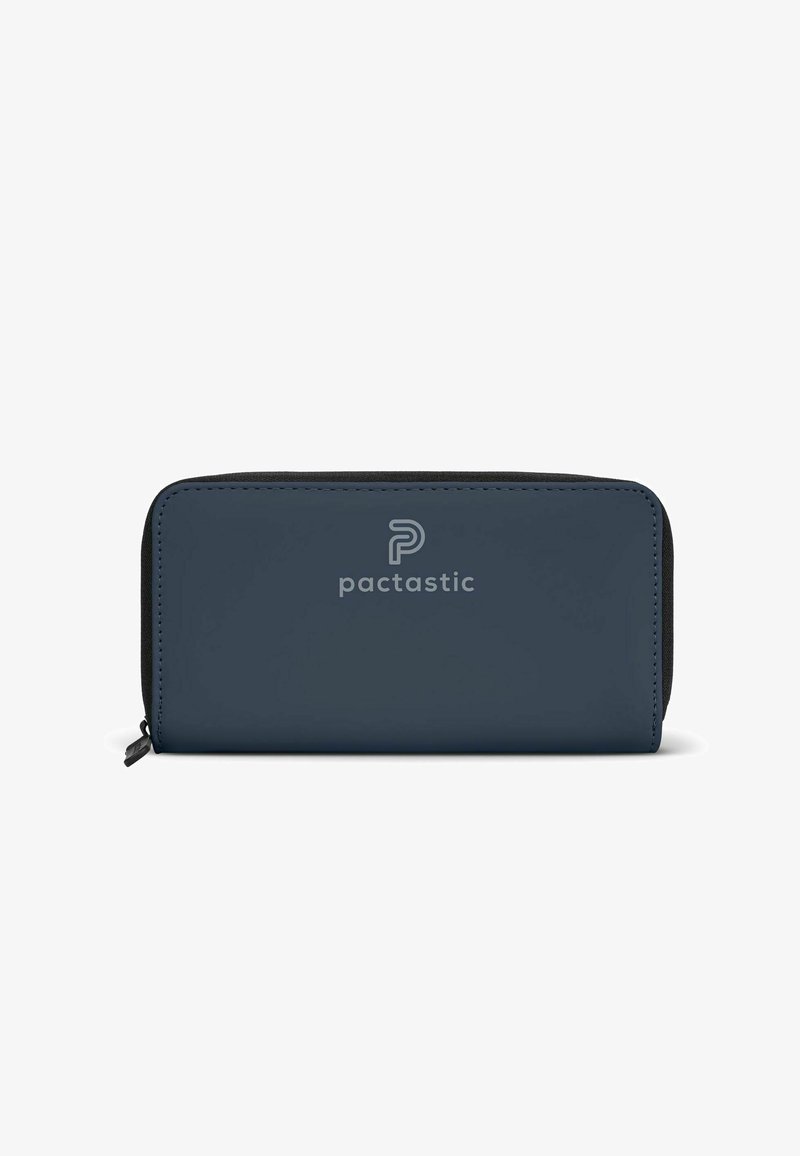 Portafoglio blu navy realizzato in materiale liscio, forma rettangolare, con una cerniera nera e un logo bianco "pactastic" sul davanti.