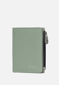 Portafoglio in pelle verde con chiusura a zip, forma rettangolare, texture liscia e cuciture visibili. Presenta un logo in rilievo sulla parte anteriore.