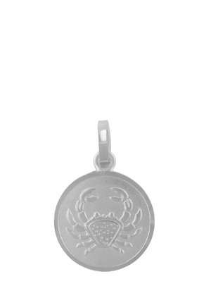Ciondolo rotondo in argento con un motivo in rilievo a forma di granchio e un anello lucido per fissarlo a una collana o a un braccialetto.