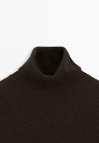 Dunkelbrauner gestrickter Rollkragenpullover mit einem gerippten Kragen und feiner, weicher Stoffstruktur.