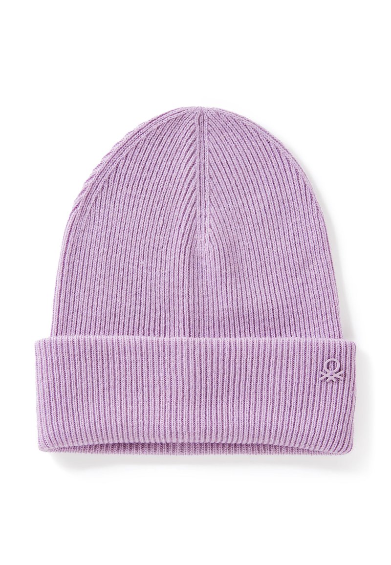 Berretto lavorato a maglia di un morbido lavanda con una texture a coste e un risvolto. Presenta un piccolo logo sul risvolto.