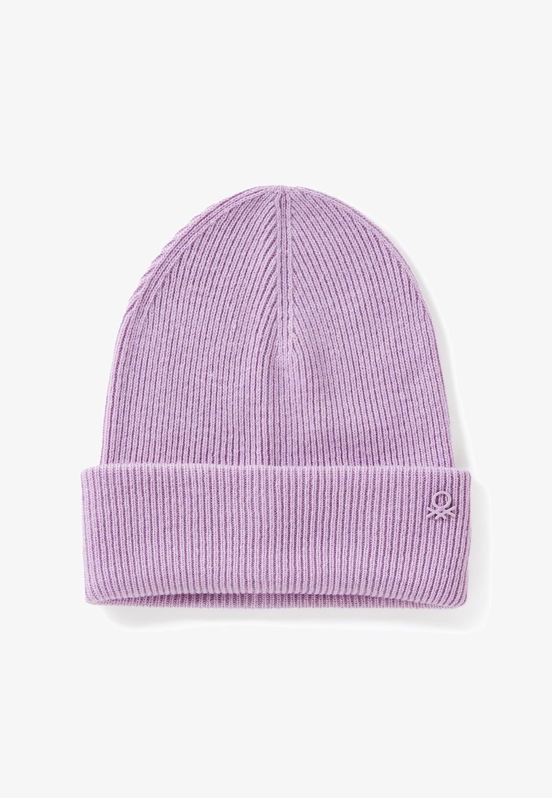 Bonnet en tricot de couleur lavande clair avec une texture côtelée et un revers. Présente un petit logo sur le revers.
