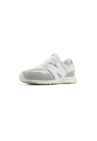 Zapatillas de running para hombre en gris claro y blanco, con una mezcla de materiales de ante y malla, suela texturizada y logotipo prominente.