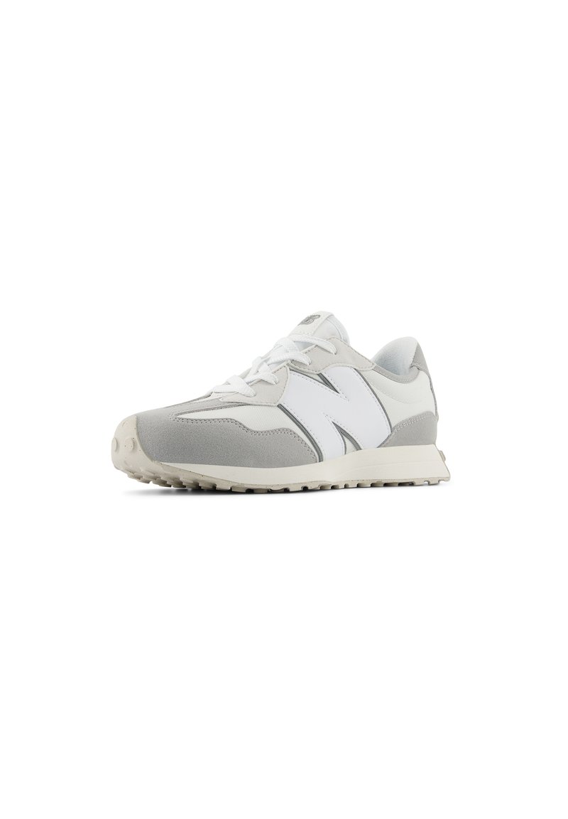 Zapatillas de running para hombre en gris claro y blanco, con una mezcla de materiales de ante y malla, suela texturizada y logotipo prominente.
