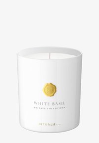 Hvit sylinderformet lys med en blank hvit finish, som har et gullsymbol og tekst som leser "WHITE BASIL PRIVATE COLLECTION" i grått og gull.