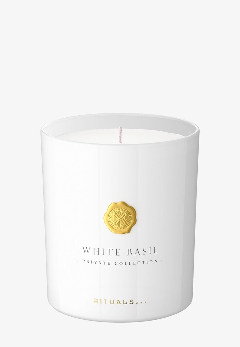 Hvit sylinderformet lys med en blank hvit finish, som har et gullsymbol og tekst som leser "WHITE BASIL PRIVATE COLLECTION" i grått og gull.