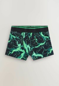 Boxer-briefs pour hommes avec une base noire ornée d'un motif d'éclairs verts, une taille élastique avec des accents verts et une texture de tissu douce.
