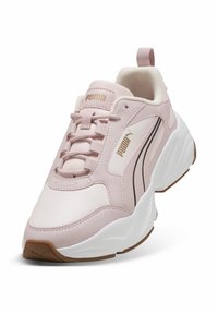 Różowe sneakersy z gładkiej skórzanej cholewki, białą podeszwą środkową i gumową podeszwą zewnętrzną. Zawierają sznurówki oraz akcenty logo w złotym i czarnym kolorze.