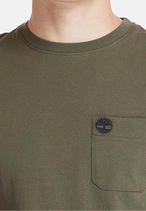 Olivenfarbene Baumwoll-T-Shirt mit Rundhalsausschnitt, ausgestattet mit einem kleinen, marineblauen Baum-Logo auf der linken Brusttasche. Weicher Stoff, lässiges Design.