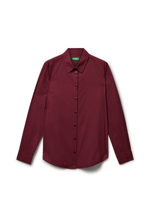 Burgundská košile s dlouhým rukávem na knoflíky s límečkem, položená na bílém pozadí, zobrazuje přední stranu s viditelnými knoflíky a manžetami.