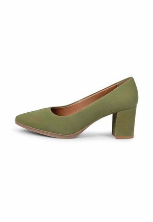 Zapato de mujer en verde oliva con punta puntiaguda y tacón de bloque, con un acabado mate liso y suela color tan.