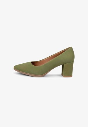 Zapato de mujer en verde oliva con punta puntiaguda y tacón de bloque, con un acabado mate liso y suela color tan.