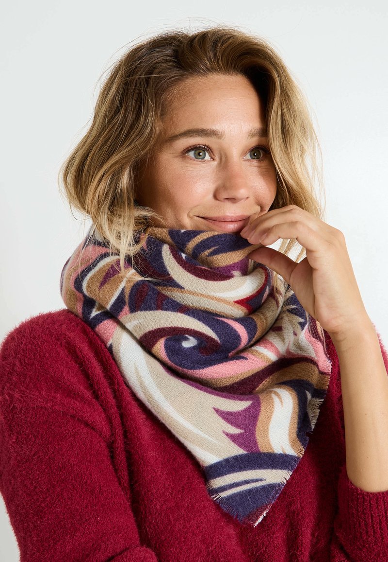 Bufanda de lana multicolor con patrones en espiral en rosa, morado y marrón, exhibida con un suéter burdeos texturizado.