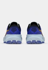 Μπλε αθλητικά παπούτσια με επάνω μέρος από δίχτυ, μαύρες λεπτομέρειες, γαλάζια μεσαία σόλα και υφή από καουτσούκ στην εξωτερική σόλα. Διαθέτουν χρυσή λεπτομέρεια με λογότυπο.
