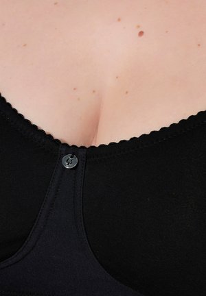 Schwarzer BH aus glattem Stoff, mit gewellten Kanten, einem vorderen Knopfverschluss und einem tiefen Ausschnitt.