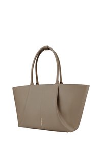 Taupe gestructureerde leren tote bag met dubbele handvatten en een subtiele gouden merklogo op het midden van de voorkant.