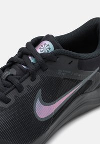 Nike Performance DOWNSHIFTER 12 NN GS - Scarpe da corsa su strada - black/light smoke grey/dark smoke grey