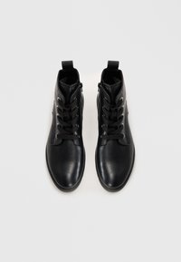 Botine negre din piele, cu o textură netedă, dotate cu un sistem de șireturi, fermoar lateral și vârf rotunjit. Design minimalistic, fără modele.