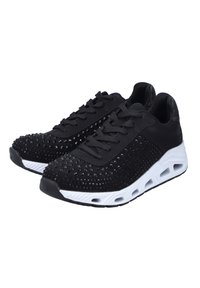 Baskets noires avec une surface texturée, dotées de petits clous, de lacets plats et d'une semelle blanche avec des évents pour un amorti et une respirabilité.