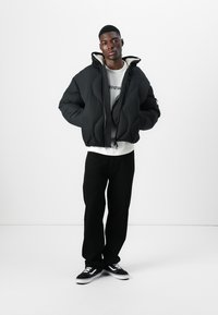 Oakley URBAN SLOPE PUFFER JACKET - Žieminė striukė - blackout