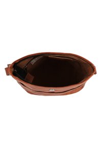 Brun läderhandväska med dragkedjestängning och en enkel rem. Det inre utrymmet är rymligt och har en ficka samt en slät textur.