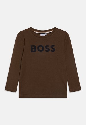 Brun langærmet t-shirt med rund halsudskæring med sort "BOSS" tekst centreret på brystet, vist fladt mod en lys baggrund.