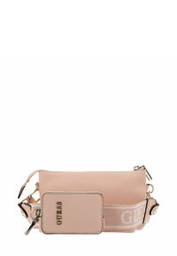 Sac à main synthétique rose à fini texturé, fermeture éclair, pochette amovible et une sangle prononcée portant le nom de la marque "GUESS".