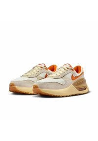 Sneaker beige e arancione con tomaia in suede e rete, collarino imbottito, chiusura con lacci e unità d'aria visibile nella suola. Suola testurizzata.