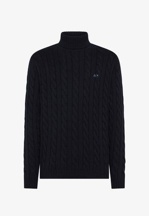 Dunkelblauer Strickpullover mit Zopfmuster und hohem Kragen, mit strukturierten Mustern und einem kleinen blauen Logo auf der Brust. Gerippte Bündchen und Saum.